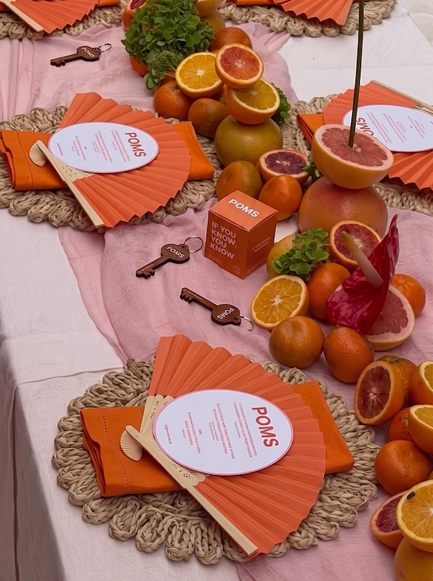 Mesa POMS com leques, citrus e caixa POMS