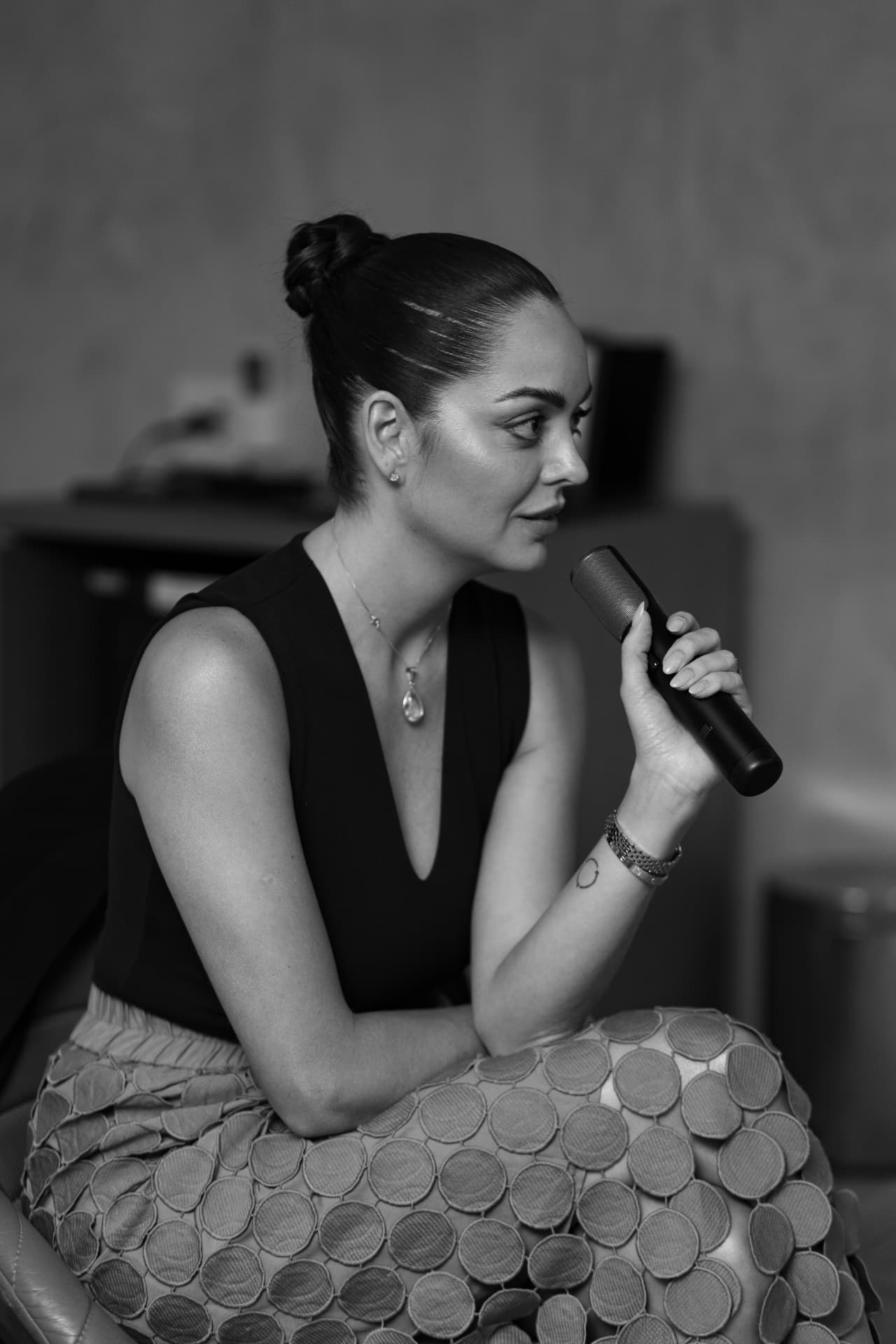 Luanna Toniolo falando ao microfone